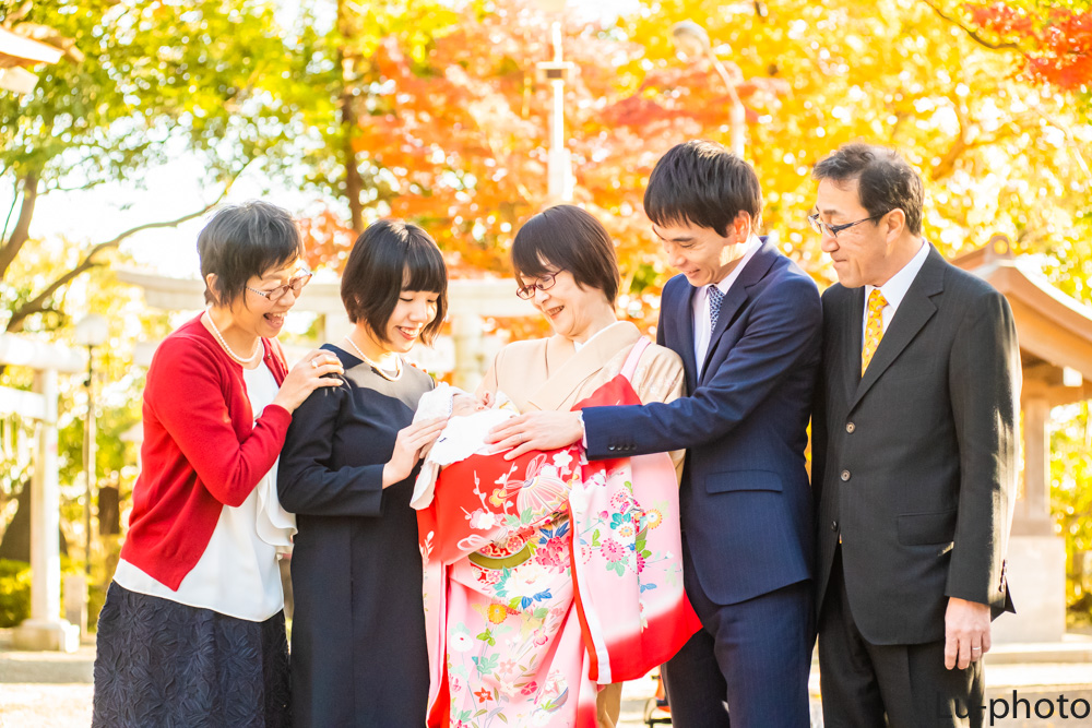 お宮参りの家族写真。神社で出張撮影。