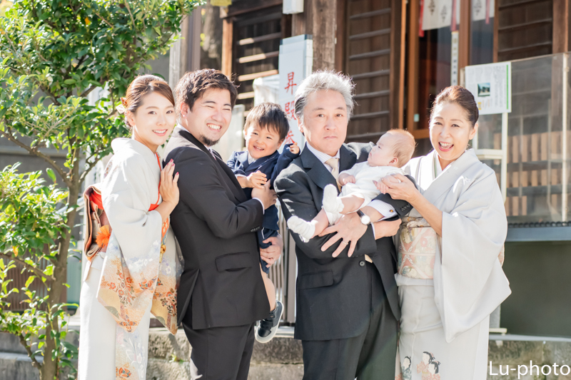 お宮参りの家族写真。神社で出張撮影。