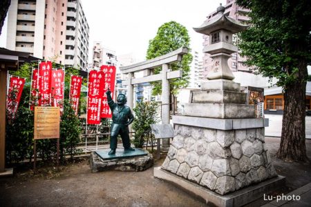 亀有香取神社。お宮参りの写真。両さん像。